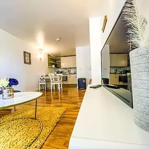 Central + Gym + Pool + Parking London